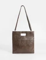 Sobre o clutch de cuero sintético marrón oscuro con textura envejecida. Presenta un diseño plegable con un asa de mano rectangular troquelada en la solapa superior.