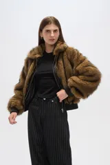 Chaqueta marrón con estampado animal print, cuello solapa, cierre frontal con cremallera y bolsillos laterales.