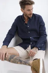 Camisa de lino color crudo, de manga larga y corte clásico.