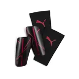 Canilleras Puma Attacanto negras con detalles en fucsia. Incluyen mangas de compresión negras con logo de Puma en fucsia.