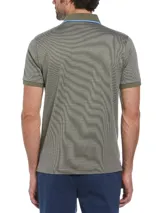 Polo de piqué color verde oliva con diseño jacquard. Presenta cuello clásico con borde celeste, tapeta de dos botones y mangas cortas con borde a tono. Tiene un bloque central con rayas horizontales en tonos verde, azul y blanco.