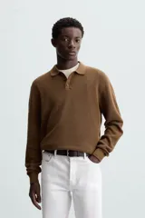 Polo marrón de corte relaxed fit, tejido en punto de algodón. Tiene cuello solapa con cierre frontal de botonadura, manga larga y acabados en rib.