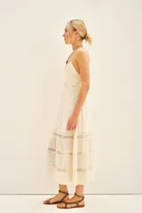 Vestido largo azul marino de breteles finos, línea "A" con volado en la parte inferior y detalles de puntillas alrededor de toda la prenda.