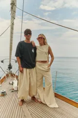 Remerón negro de jersey con estampa de mapa del tesoro en la espalda.