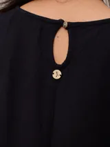 Vestido largo negro sin mangas, de corte recto y cuello redondo.