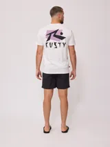 Remera negra de hombre con estampado del logo de la marca Rusty en el pecho.