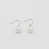 Aros colgantes de plata 925 con perlas de río blancas en forma de lágrima.