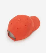 Gorra de sarga de algodón color coral o salmón con visera curva y bordado frontal en hilo amarillo con la palabra "Caliente".
