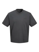 Camiseta gris oscuro de manga corta y cuello redondo con calce holgado y estampa pequeña en el pecho. Confeccionada en jersey simple peinado.