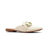 Zueco color crema con punta fina y detalle de hebilla dorada.