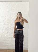 Pollera larga de encaje negro con abertura frontal y cintura elastizada.