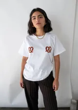 Remera blanca de manga corta con dos pretzels estampados en el pecho.