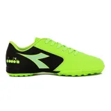 Zapatillas de fútbol en verde y negro, con diseño aerodinámico y suela para césped sintético.