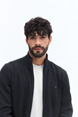 Campera de algodón color azul marino, con cierre frontal, cuello alto y puños. Presenta un pequeño logo bordado en el pecho.