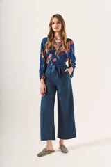 Pantalón azul petróleo de corte palazzo con lazo en la cintura.