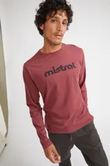 Remera de manga larga color burdeos con logo estampado de la marca Mistral.