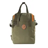 Bolso verde con detalles en naranja, con doble asa de mano, correa bandolera desmontable y correas traseras para usar como mochila. Tiene cierre doble, dos bolsillos externos con cierre, un bolsillo interno con cierre y dos bolsillos internos abiertos. Compartimentos internos para notebook y matero. Logo "XL Extra Large" estampado en naranja.