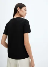 Remera negra de algodón con cuello redondo y mangas cortas.