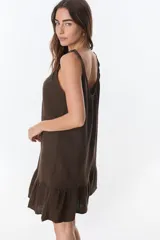 Vestido corto celeste con breteles finos y volados en el ruedo.