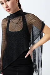 Poncho tejido de red metalizada color negro con flecos largos.