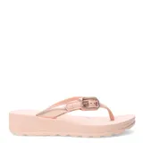 Sandalias Azaleia Elsa color rosa con plataforma y hebilla decorativa.