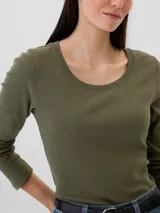 Remera verde militar de algodón, de corte ajustado, cuello redondo y mangas largas.
