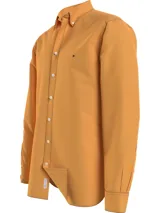 Camisa de corte regular color naranja, confeccionada en algodón Oxford con tecnología elástica para un ajuste cómodo, cuello con botones y puños redondeados.