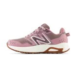 Championes New Balance WT410 color rosa con logo blanco, ideales para correr o caminar en la montaña.