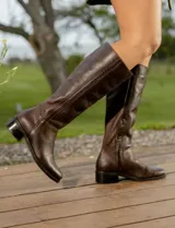 Bota alta de cuero vacuno color negro, con suela de goma, caña de 37cm y cierre lateral.