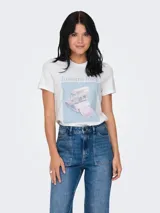 Remera blanca de algodón con estampa de una cámara Polaroid y la frase "instant love".
