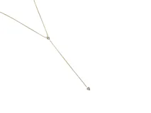 Collar de acero con baño de oro, diseño tipo corbatero y circonia en forma de corazón.