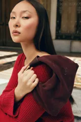 Bandolera hobo de cuero color ciruela, con asa corta y cierre metálico dorado.