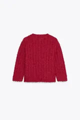 Chaqueta roja de tweed con cuello redondo, manga francesa, bolsillos delanteros y cierre frontal con botones dorados.