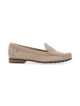 Mocasín Galgo de mujer, confeccionado en cuero color dorado. Diseño clásico y elegante con remache metálico con el logo de la marca.
