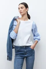 Remera de manga corta con cuerpo blanco liso y mangas largas abullonadas de tela a rayas celestes y blancas.