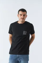 Remera de hombre color negro, de fit regular, con manga corta y bolsillo frontal con logo en goma.