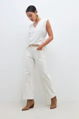 Blusa color crudo sin mangas con volado.