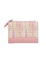 Monedero rectangular con cierre, confeccionado en tela tejida multicolor con base de simil cuero rosa.