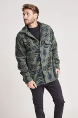 Pantalón de jean de corte slim fit, color negro, con bolsillos delanteros y traseros.