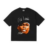 Remera negra de algodón con estampado frontal que muestra un retrato del rapero 50 Cent con una gorra que dice "Shady Records" y el número "12". Debajo del retrato se encuentra una firma estilizada.