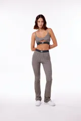 Pantalón bootcut de polisap con estampado de logos en tonos beige y negro. Elástico negro con logo tejido en la cintura.