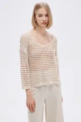 Sweater calado color beige, de algodón, con escote en V y mangas 3/4.
