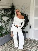 Pantalón de jean blanco de corte recto y tiro medio.