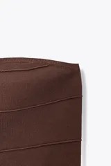 Top marrón de escote recto y hombros descubiertos con peplum en el bajo.