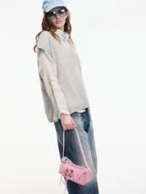 Chaleco sin mangas de cashmere color crema, con escote en V y tajos laterales.