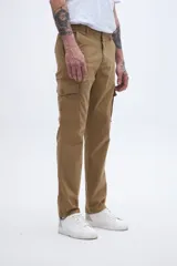 Pantalón cargo color verde oliva, con bolsillos laterales y bolsillo cargo con solapa y botones.