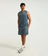 Bermuda deportiva masculina color gris oscuro, confeccionada en poliéster con textura perforada y cintura ajustable con lazo.