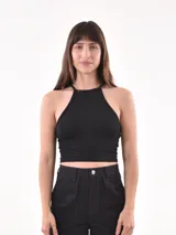 Musculosa negra con cuello halter y espalda descubierta.