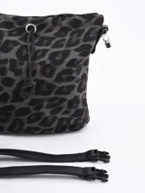 Bandolera tipo bucket con estampado animal print de leopardo en tonos beige y marrón. Tiene cierre con cordón ajustable y correa de hombro extraíble.