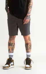 Bermuda clásica gris con cintura con bragueta y botón metálico, calce regular, dos bolsillos delanteros y dos traseros.